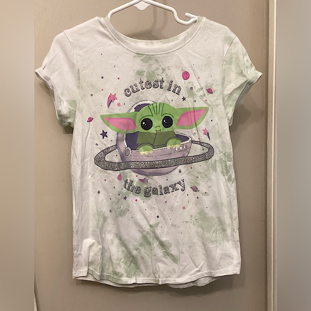 Girls Star Wars tee featuring  baby Yoda,excellent cond. Bundle Deals!
